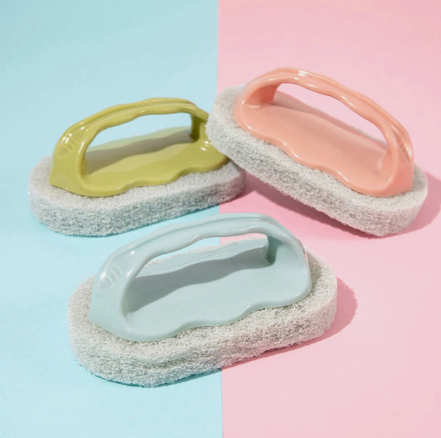 Multipurpose Scrub Pad with Ergonomic Handle – Heavy-Duty Fiber Sponge for Kitchen & Bath Cleaning