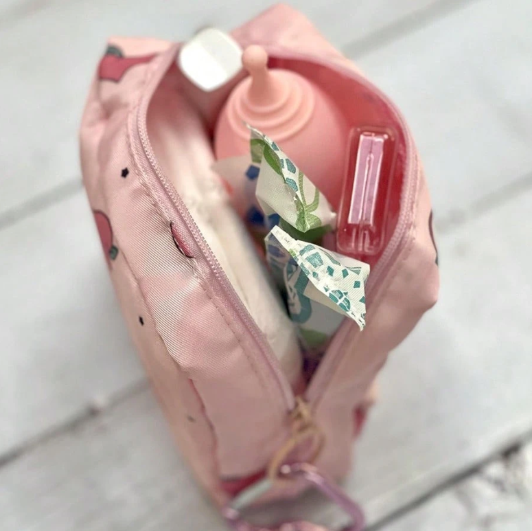 Floral Heart-Carabiner Pad Pouch – Compact Sanitary & Travel Essentials Organizer