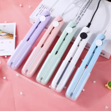 Mini Ceramic Hair Straightener – Travel-Size Flat Iron for Quick Styling